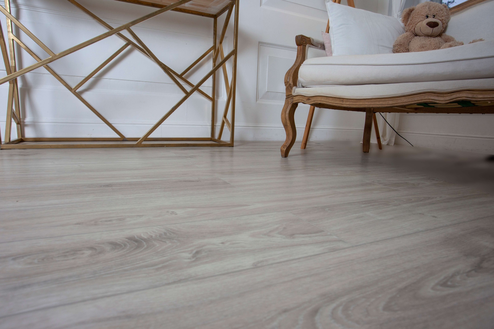 Усовершенствованная кварц-виниловая плитка «Damy Floor» Дуб Белый (1227*187*2,5 мм) — купить в Братске