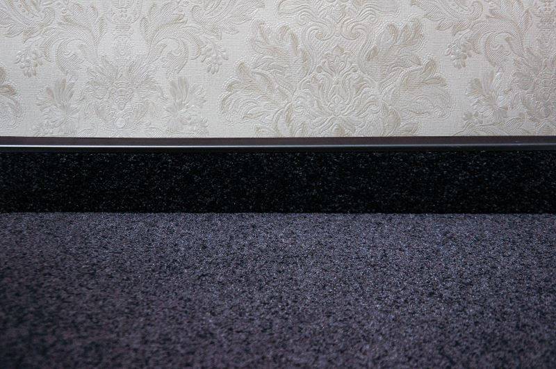 Плинтус для ковролина "Korner" Listwa черный (2500*13,8*50 мм) — купить в Братске