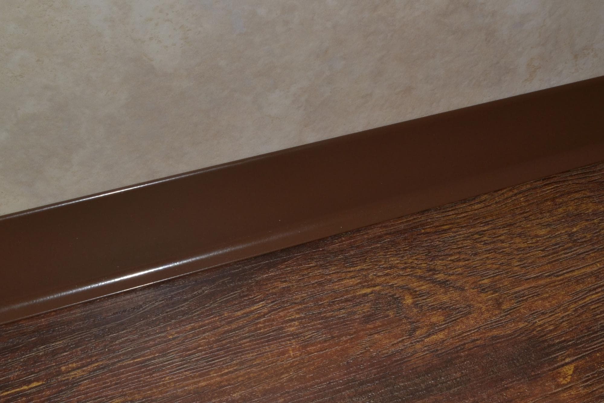 Плинтус алюминиевый L-образный шоколад (2500*11*60 мм) — купить в Братске